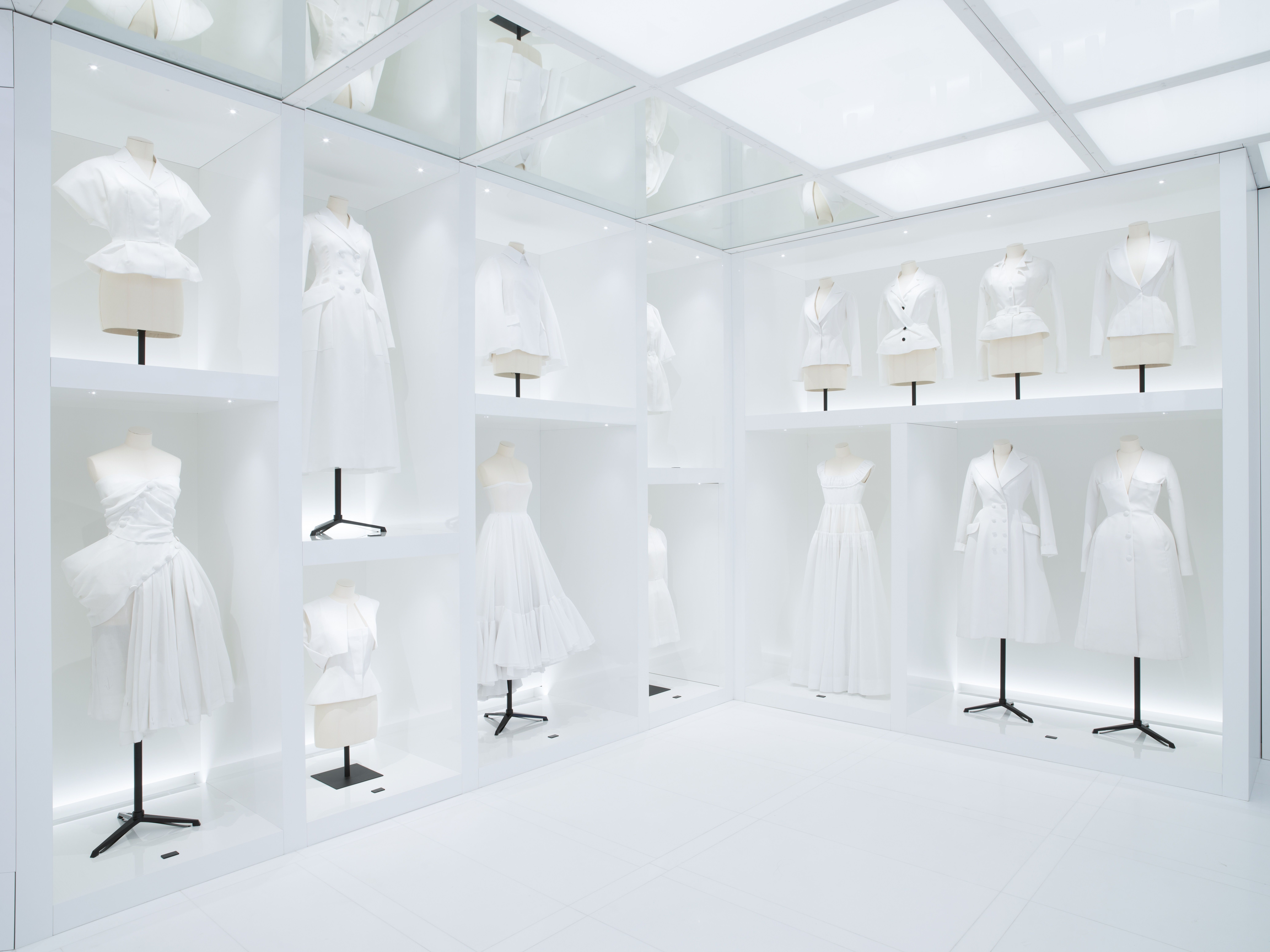 2,465 Dior Shop Paris Stock Photos, High-Res Pictures, and Images