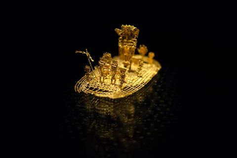 Ergens tussen 600 en 1600 nChr maakten de precolumbiaanse scheppers van de balsa muisca dit vlot en zijn opvarenden in goud Het is een van de belangrijkste kunstwerken die ooit werd gevonden en stelt de oorsprong voor van de El Doradomythe Het beeldje werd samen met verschillende andere gouden voorwerpen gevonden in 1856 in een grot ten zuiden van Bogot