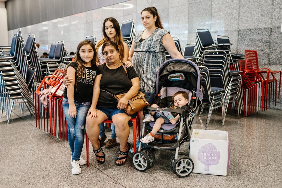 Stephine Lopez (second from right) and her family Het water bleef maar stijgen en we zaten met de kinderen We probeerden daarom een hoger gelegen plek te bereiken Ik zal nooit vergeten hoe mijn man met de kinderen door het donkere water liep We dachten dat we het niet zouden overleven
