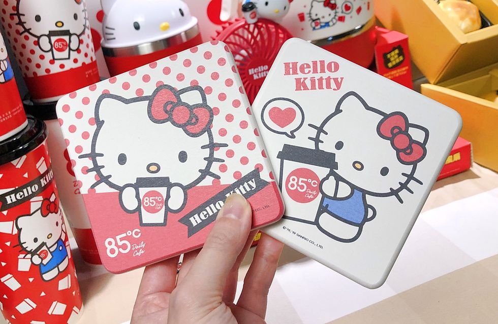 85ºC今年8/29-10/09推出Hello Kitty四款實用小物，包括造型保冰杯、不鏽鋼雙層餐盒、手持風扇還有珪藻土杯墊等。