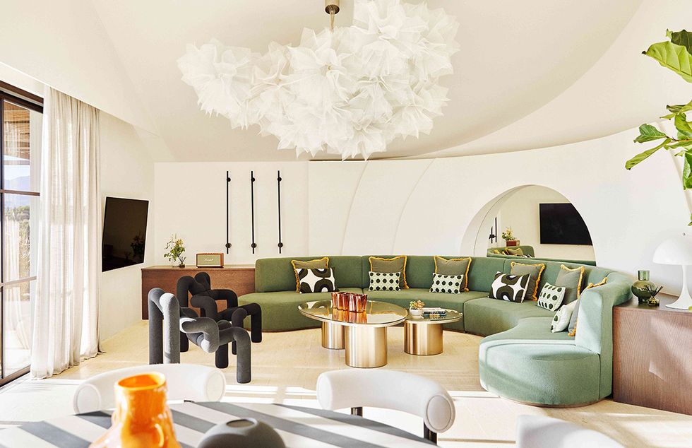 suite penthouse con sofa curvo verde en hotel la zambra