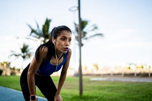 een vrouw is uitgeput tijdens het hardlopen