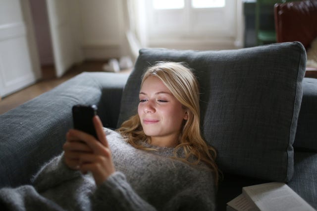 vrouw met mobiel