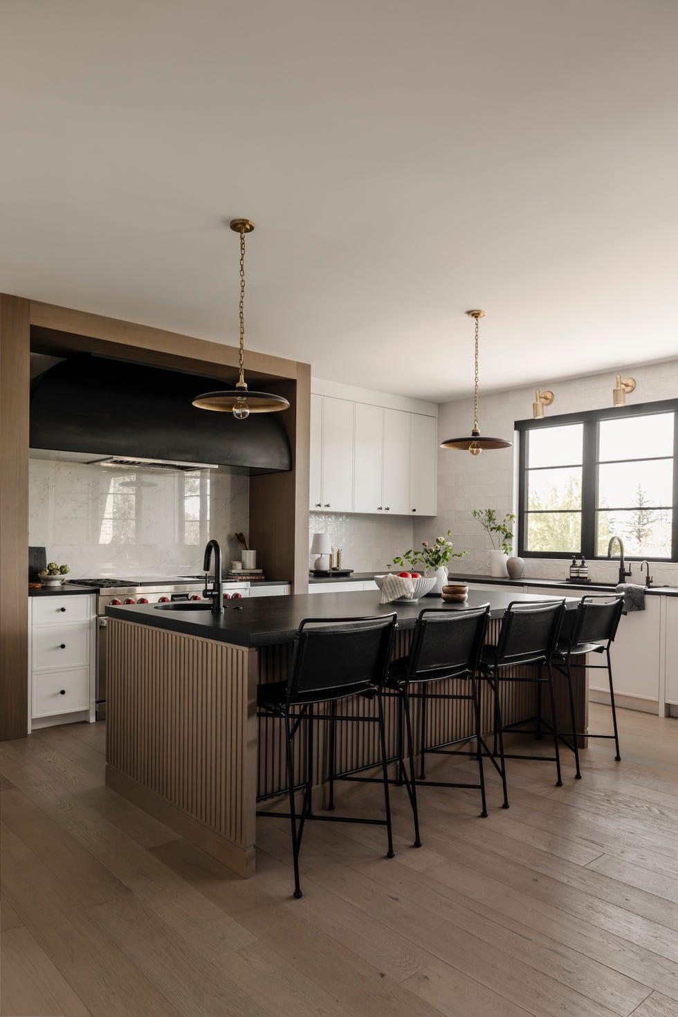 vivienda familiar que combina madera, metales brunidos y diseno a medida para vivir con estilo y funcionalidad