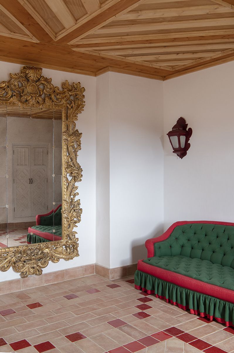 sofa y espejo barroco en el hotel vermelho, melides, portugal