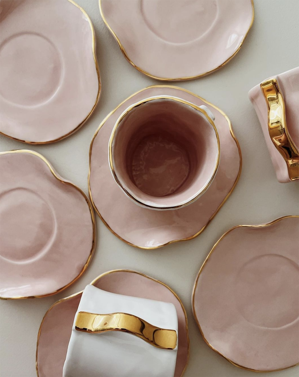 juego de cafe rosa ceramico con perfileria en dorado