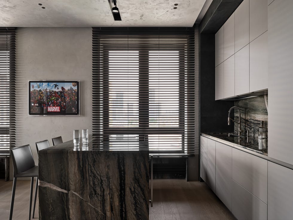 apartamento con isla de cocina escultorica, arte personalizado y soluciones funcionales a medida