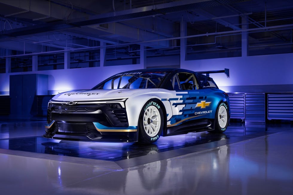 carro de corrida da nascar exposto com destaque em um ambiente de garagem