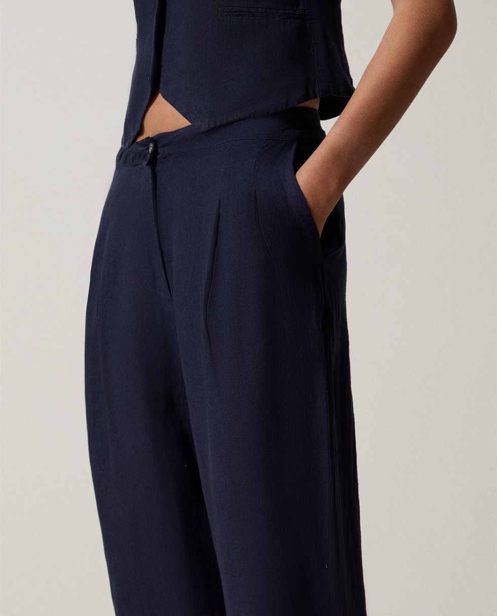 El dos piezas de chaleco y pantalón de lino azul marino es de Zara Home