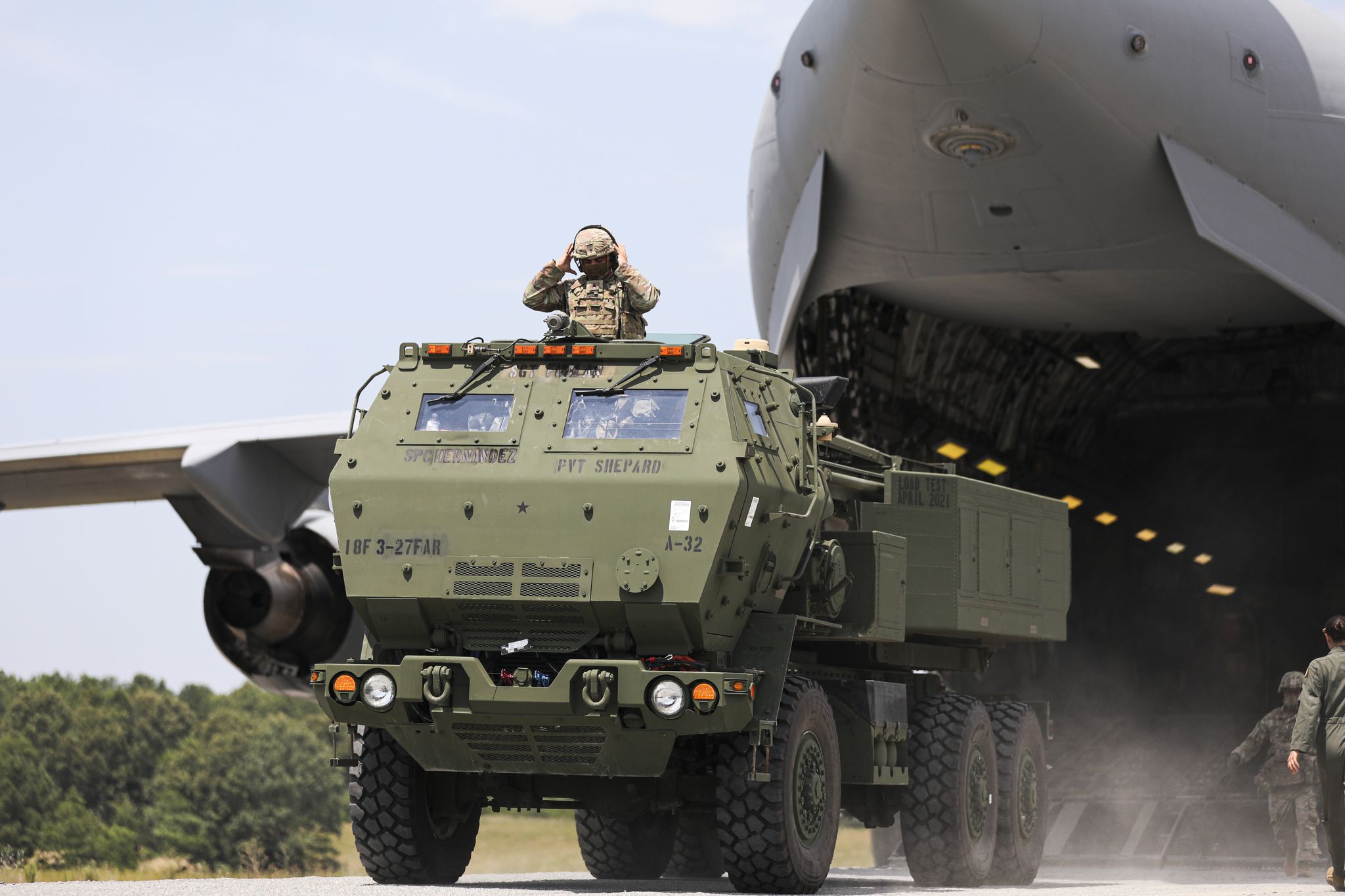 crewmembers assigned to 3rd battalion, 27th field artillery regiment himars, unload a m142 high mobility artillery rocket system, from a c 17 globemaster iii, en route to a simulated firing mission, at fort ap hill landing zone, virginia, july 20, 2020 these 3 27th far himars crews are conducting simulated artillery raids in preparation for taking on the immediate reaction force irf missionus army photo by spc daniel j alkana, 22nd mobile public affairs detachment