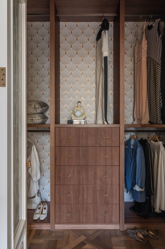 un apartamento de techos altos que combina historia, diseno, arte y funcionalidad