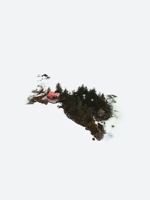 Jurywinnaar Landschap Tijdens onze trip naar de Lofoten  Noorwegen kwamen we langs een dichtgevroren meer met een eilandje en een cabin Het viel me direct op En het gedacht dit beeld vanuit de lucht te kunnen vastleggen deed we al dagdromen Ik maakte het beeld met een Dji Mavic Pro drone