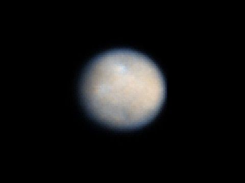 De bolvorm van Ceres met een doorsnede van 950 kilometer het grootste hemellichaam in de asterodengordel tussen Mars en Jupiter wijst erop dat zijn binnenste net als de aarde een gelaagde opbouw heeft Ceres werd eerst geclassificeerd als asterode maar is onlangs tot dwergplaneet uitgeroepen Dit hemellichaam vertegenwoordigt ongeveer een derde van de totale massa van de asterodengordel
