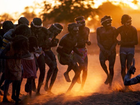 http://www.nationalgeographic.com/content/dam/travel/photos/000/066/6618.jpg Zand stuift op tijdens een dans van Aboriginals bij zonsondergang Deze oorspronkelijke bewoners van Australi leefden daar al meer dan veertigduizend jaar voordat de blanken arriveerden Europese kolonisten brachten ziekten en een politiek naar het continent die een grote bedreiging vormden voor de eigen cultuur taal en levenswijze van de Aboriginals