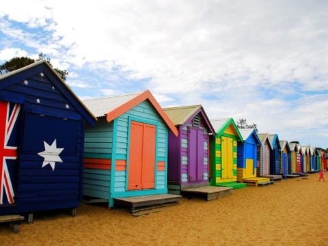 Langs Brighton Beach staan felgekleurde badhuisjes De huisjes stammen uit de Victoriaanse tijd toen ze vlak langs de kustlijn werden gezet zodat vrouwen discreet hun badkleding aan konden trekken en snel het water in konden