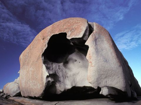 De Remarkable Rocks een serie door weer en wind getekende stenen op een koepel van graniet die boven zee uitsteekt trekt bezoekers naar Flinders Chase National Park op Kangaroo Island in ZuidAustrali
