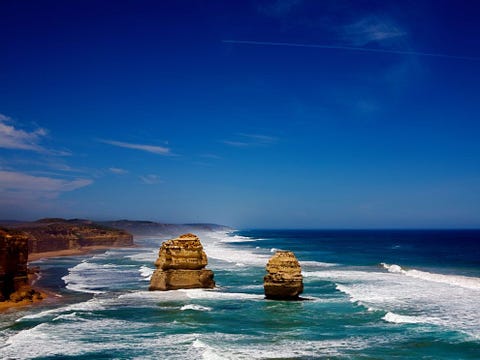 http://www.nationalgeographic.com/content/dam/travel/photos/000/066/6629.jpg De Twaalf Apostelen bestaan uit acht hoge monolieten van kalksteen die langs de Great Ocean Road in het zuidoosten van Australi staan De circa 24 meter hoge en 6 meter brede structuren die ooit een onderdeel uitmaakten van de steile kliffen van het vasteland staan nu midden in de woeste golven