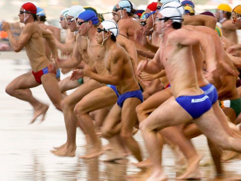 http://www.nationalgeographic.com/content/dam/travel/photos/000/066/6630.jpg De Australische Surf Life Saving Clubs werden in het begin van de twintigste eeuw opgericht om zwemmers te redden uit de soms verraderlijke golven Tegenwoordig zijn er meer dan driehonderd Surf Life Saving Clubs die een oogje in het zeil houden op het strand en wedstrijden en festiviteiten organiseren