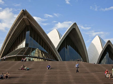 http://www.nationalgeographic.com/content/dam/travel/photos/000/066/6631.jpg Het Sydney Opera House is een icoon van de grootste stad van Australi en beschikt over verschillende zalen voor diverse soorten amusement Het kenmerkende dak van het operagebouw bestaat uit tegen elkaar geplaatste schelpen die een getrapt platform vormen waar voetgangers kunnen genieten van de zon
