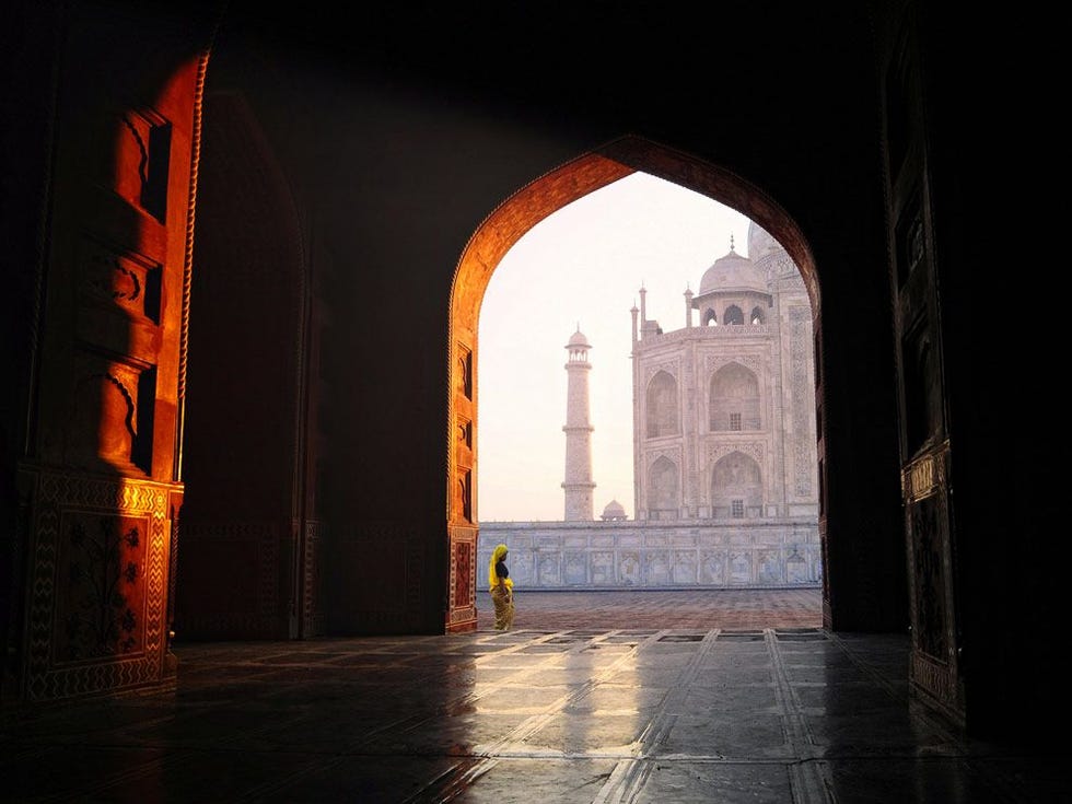 De toeristen die Agra bezoeken om de wereldberoemde Taj Mahal te bewonderen ontdekken dat de stad nog veel meer verbluffende bouwwerken telt waaronder ook het zestiendeeeuwse Fort van Agra dat ooit de hoofdstad van het Mogolrijk omringde