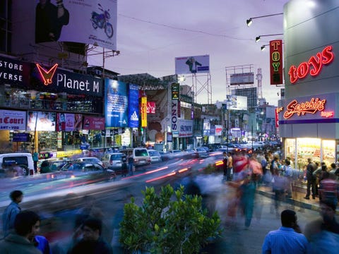 De bruisende Brigade Road in Bangalore is een teken van de snelle ontwikkeling van het Indiase bedrijfsleven als antwoord op de globalisering Samen met de Commercial Street en de MG Road is de Brigade Road vooral in trek bij jonge mensen die weten wat ze willen