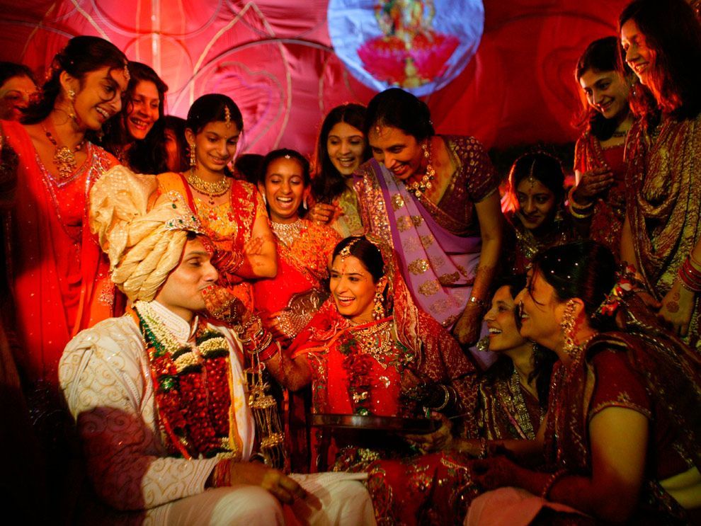 Op een janistische bruiloft in Mumbai geeft de bruid de bruidegom te eten een van de vele rituelen waarmee de goden worden bedankt Sommige grondslagen van het janisme zijn hetzelfde als die van het hindoesme maar de religie zelf heeft zich buiten India nauwelijks verspreid