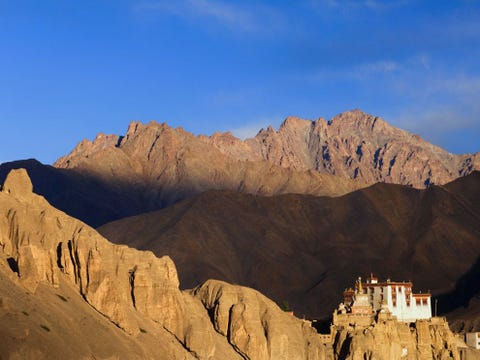 De traditioneel Tibetaanse regio Ladakh is een centrum van boeddhistische tempels en gompas of kloosters waaronder die van Lamayuru Deze droge bergregio in de Himalaya was tot in de jaren zeventig van de vorige eeuw gesloten voor toeristen en is ook nu nog dunbevolkt