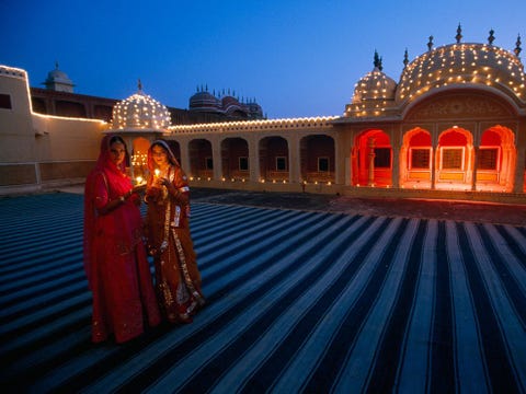 In Jaipur vieren twee vrouwen het lichtfeest Diwali met kaarsjes Het vijf dagen durende festival wordt in heel India gevierd en symboliseert de overwinning van het licht op de duisternis Het feest luidt ook het begin van het nieuwe zakelijke jaar in