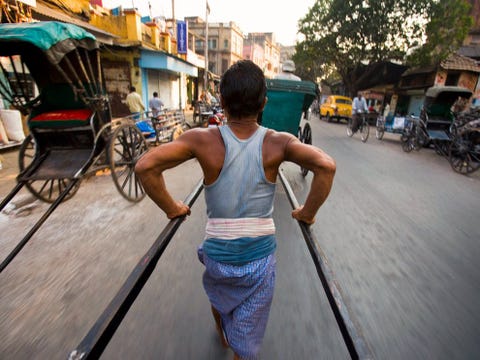 Kolkatas alomtegenwoordige riksjas zijn een symbool van de stad maar de politiek zou daar graag verandering in brengen Stadsbeambten denken na over een verbod op de door mensen voortgetrokken voertuigjes met het oog op verkeersopstoppingen en humanitaire principes