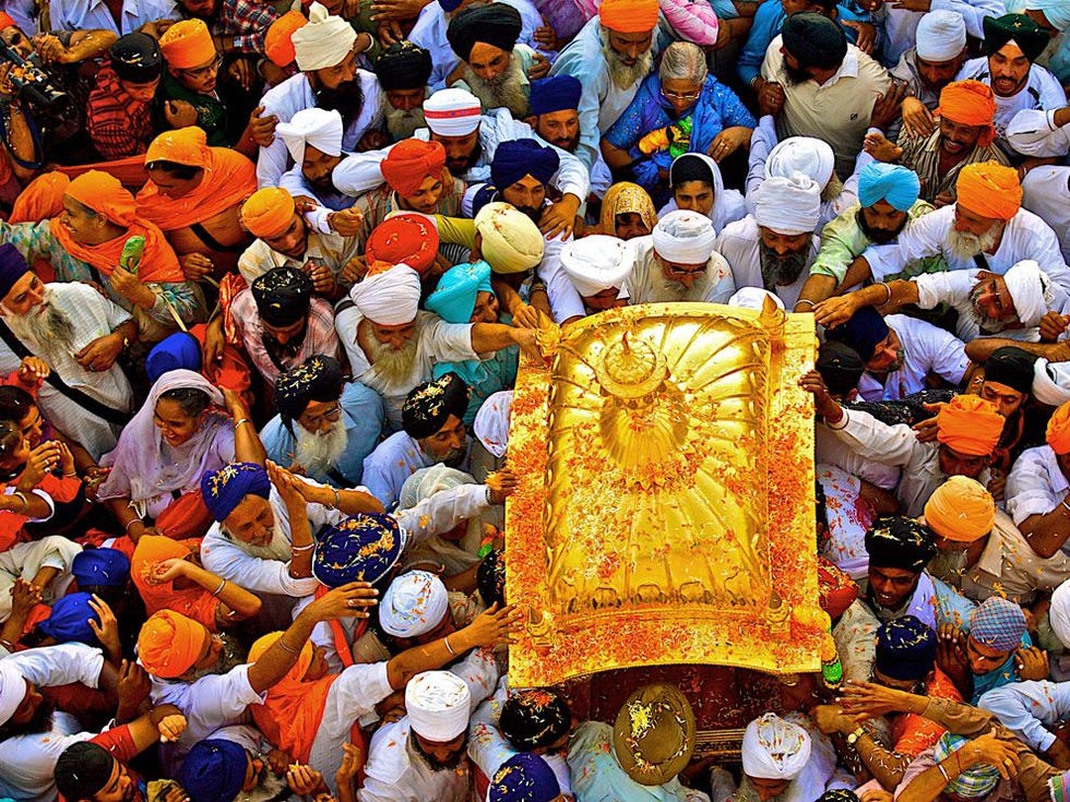 Tijdens de driehonderdste verjaardag van de wijding van het heilige geschrift van de Sikhs de Goeroe Granth Sahib proberen gelovigen een kistje met daarin een exemplaar van dit boek aan te raken terwijl het naar de Sachkhand Sri Hazur Sahib een tempel in Nanded wordt gedragen Sikhs herdenken ook de sterfdagen van hun goeroes