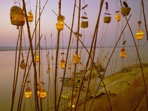 Tijdens het Lampionnenfeest Akasha Deep Puja worden ter ere van de doden lampionnen opgehangen aan stokken en langs de oever van de rivier de Ganges geplaatst
