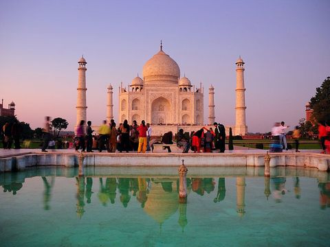 De Mogolkeizer Sjah Jahan liet de Taj Mahal in Agra oprichten als eerbetoon aan zijn favoriete vrouw die in 1630 overleed tijdens de bevalling De bouw van het monument van wit marmer en de aanleg van zijn uitgestrekte tuinen kostten twintig jaar Ernaast staat een moskee van rode zandsteen