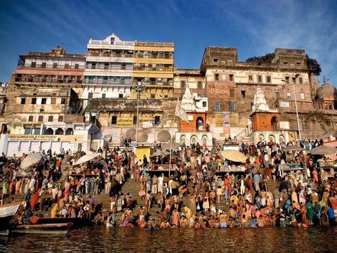 Hindoepelgrims baden in de rivier de Ganges in de hoop hun zonden weg te wassen Eens in de twaalf jaar nemen tientallen miljoenen hindoes deel aan het 45 dagen durende Kumbh Mela het GroteKruikenfeest waarbij ze rituele baden nemen in deze en andere rivieren