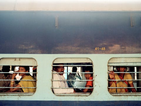 Passagiers turen uit de ramen van een trein op een station in Varanasi het vroegere Benares een heilige stad van drieduizend jaar oud waar het wemelt van de religieuze beeldhouwwerken en tempels Veel hindoes reizen naar Varanasi om de ghats of trappen langs de Ganges af te dalen en een louterend bad in deze heilige rivier te nemen