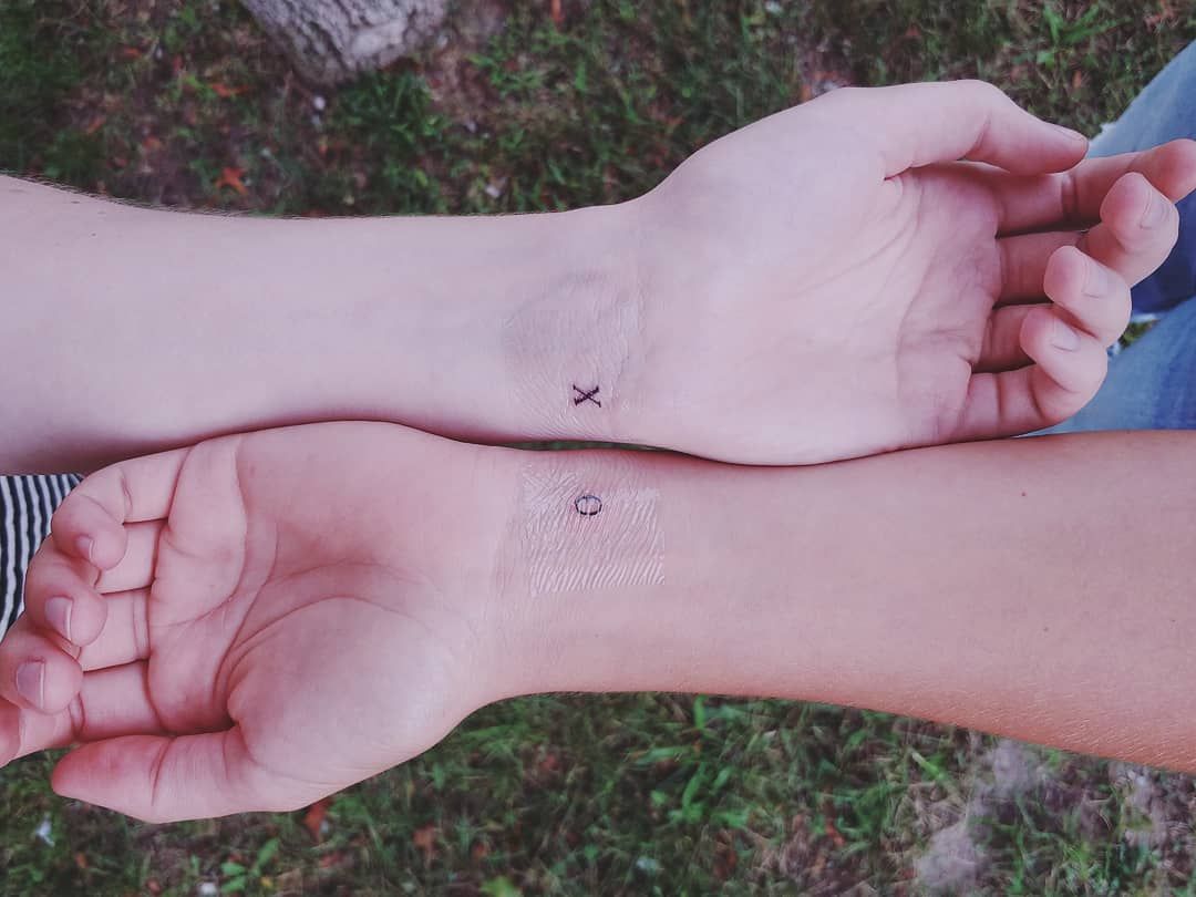 Tidy little finger tattoos for 2 traveling friends! Was lovely meeting you  both! @johannalittlex . . . . . . . #fingertattoo #handpoke #... | Instagram