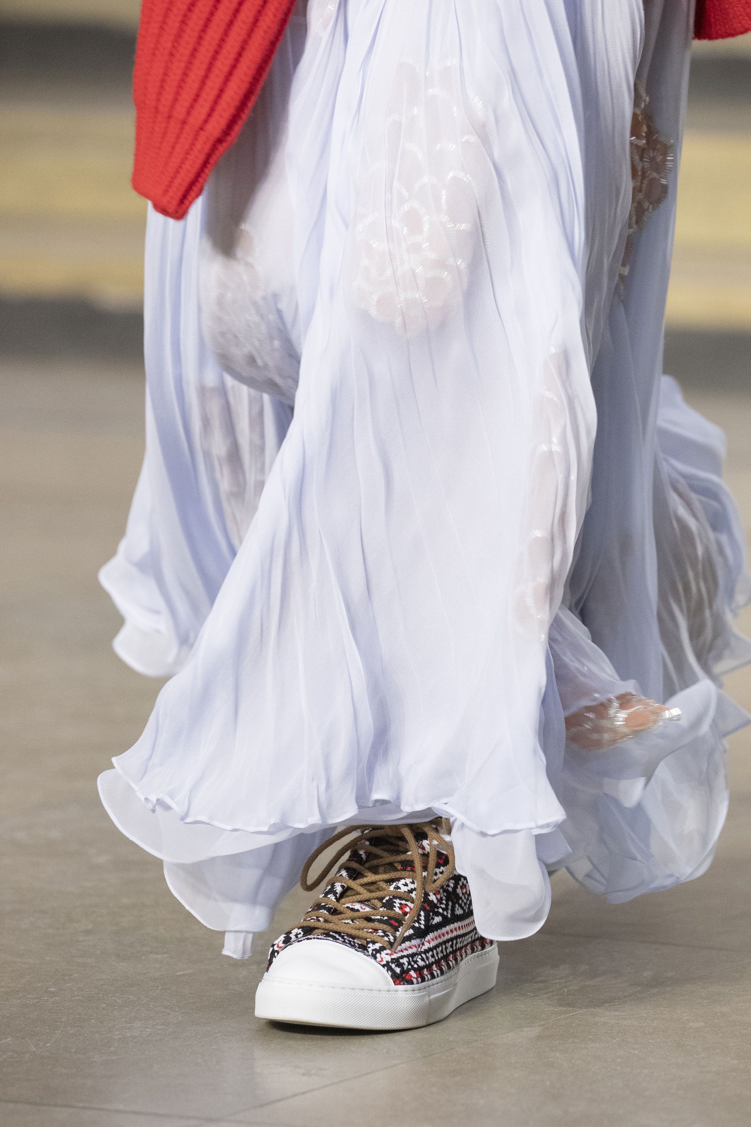 Las zapatillas de más de 1.000 euros con las que Sebastián Yatra ha  triunfado en el desfile de Louis Vuitton