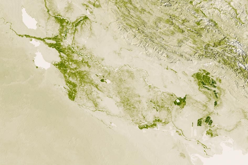 Vruchtbare sikkelDe rivieren Tigris en Eufraat creren een vruchtbare halve maan door heel CentraalIrak Deze afbeelding werd samengesteld uit verschillende satellietbeelden gemaakt tussen 12 en 18 november 2012Hoewel wolken de satellietopnamen vaak blokkeren zijn er gedurende een periode van twee weken meestal genoeg heldere dagen waarop een foto gemaakt kan worden volgens de website van de NOAA