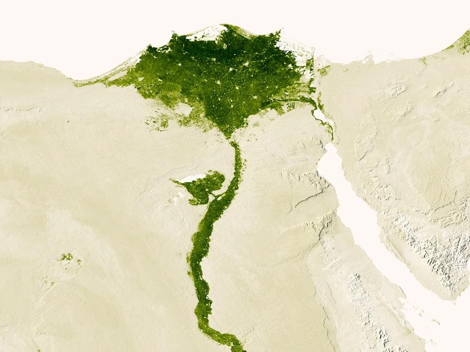http://news.nationalgeographic.com/content/dam/news/photos/000/685/68577.ngsversion.1422291898370.adapt.945.1.jpg Nijl van smaragd De voor het leven in de regio zo belangrijke Nijl ziet er uit als het blad van de ginkgoboom terwijl hij zich vanuit het zuiden door Egypte slingert Deze afbeelding werd samengesteld uit verschillende satellietbeelden gemaakt tussen 9 en 15 juli 2012De witte stippen in de groene delta zijn de stedelijke gebieden van NoordEgypte Verken een interactieve versie van de groene kaarten