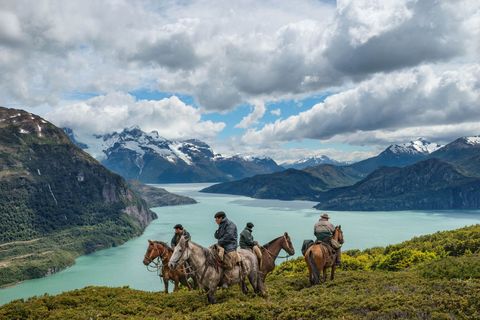 Op het schiereiland Antonio Varas in Chile nemen bagualeros of Patagonische gauchos cowboys een pauze tijdens het zoeken naar hun vee
