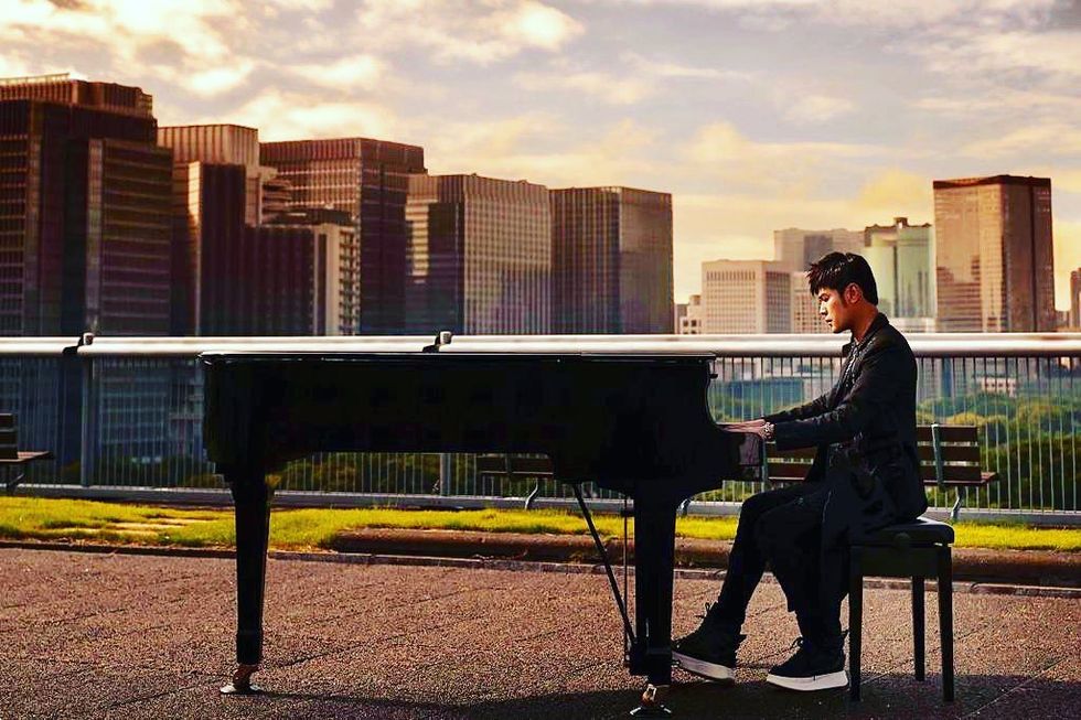 Pianist, Sky, Musician, Sitting, Urban area, Technology, City, Player piano, Piano, Architecture, 