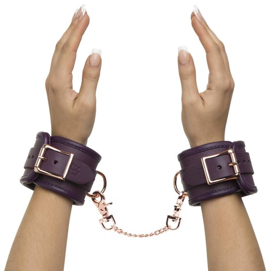 Wrist, Hand, Fashion accessory, Finger, Arm, Wristband, Chain, Leather, Jewellery, Bracelet, 