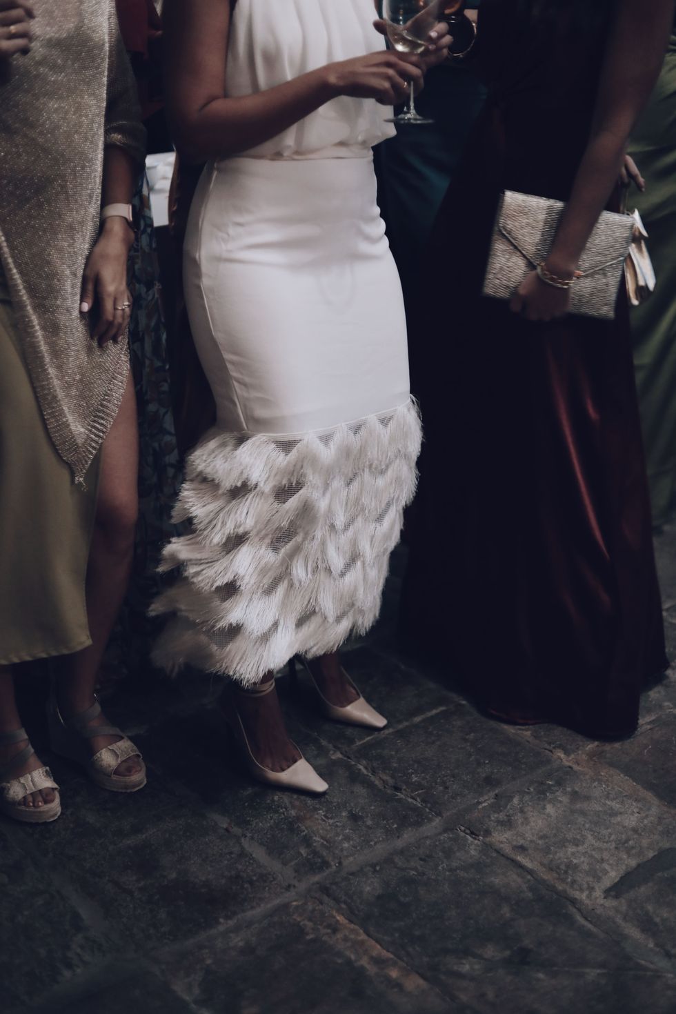 la novia gallega original con falda midi de flecos