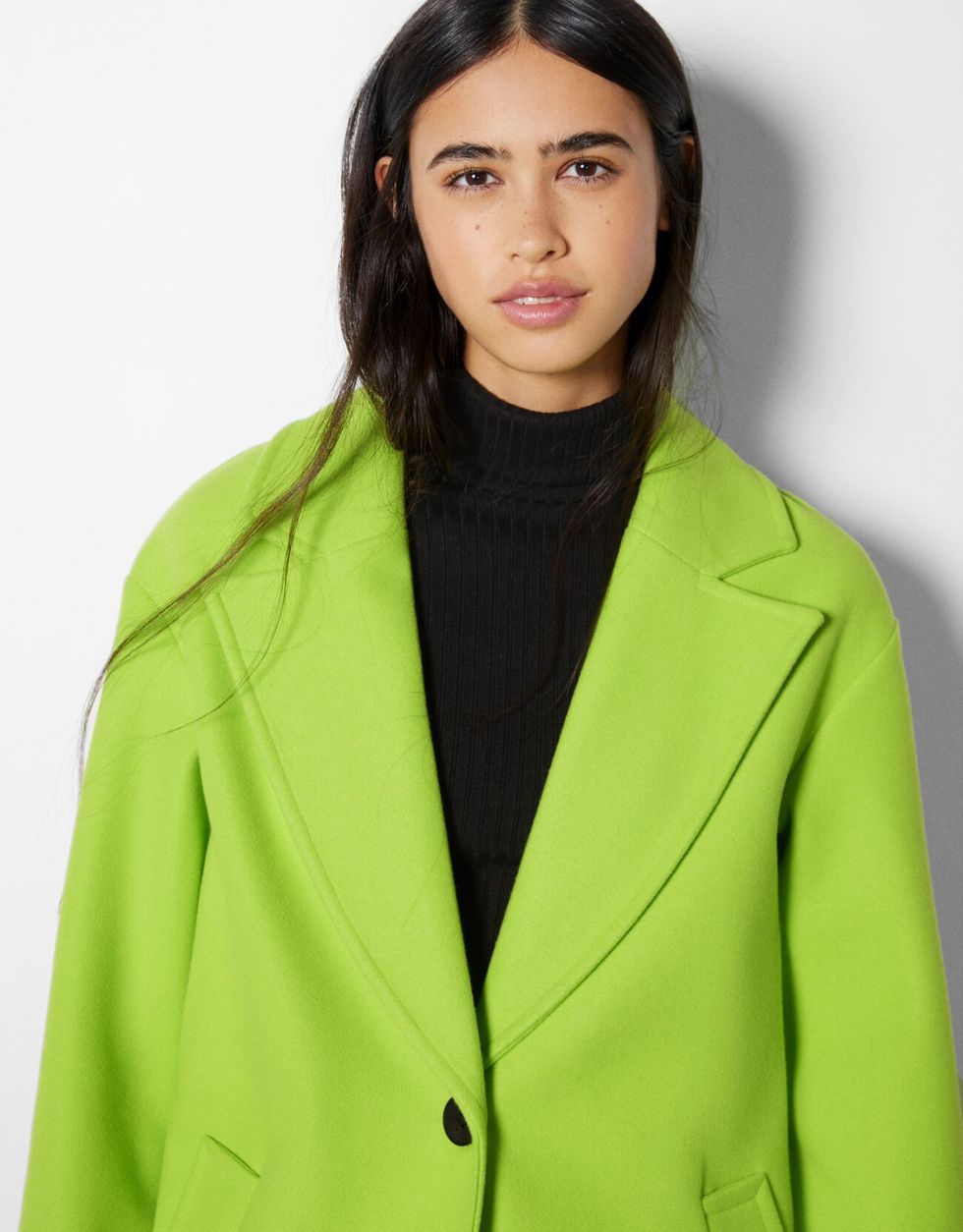 abrigo verde flúor 29 € de Bershka