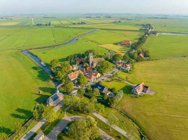 Verrukkelijk Funda: voor €1,55 miljoen koopt u een volledig dorp in het noorden van het land
