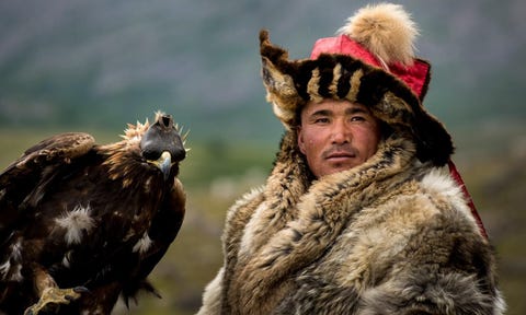 Adelaarjagers MongoliJagers zoals deze kom je niet overal ter wereld tegen Al vanaf de 15de eeuw kwamen adelaarjagers voor onder de Kazachen maar vandaag bestaat er nog slechts een handjevol mannen die dedeze traditionele jachtkunst beoefenen Met paard en adelaar trekken ze de wildernis in om op vossenjacht te gaan De gevangen buit wordt geslacht en gevild voor eten en kleding De adelaars worden met het grootste respect behandeld  wanneer de vogels met pensioen gaan worden ze vrijgelaten