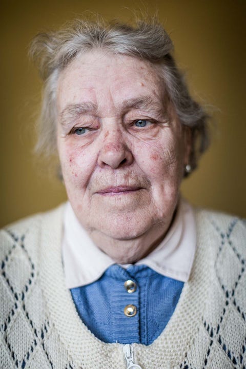 Nadat het gezin door Sovjettroepen was ontdekt werd de elf jaar oude Elfriede gescheiden van haar moeder en broer die naar een werkkamp in Siberi werden gestuurd