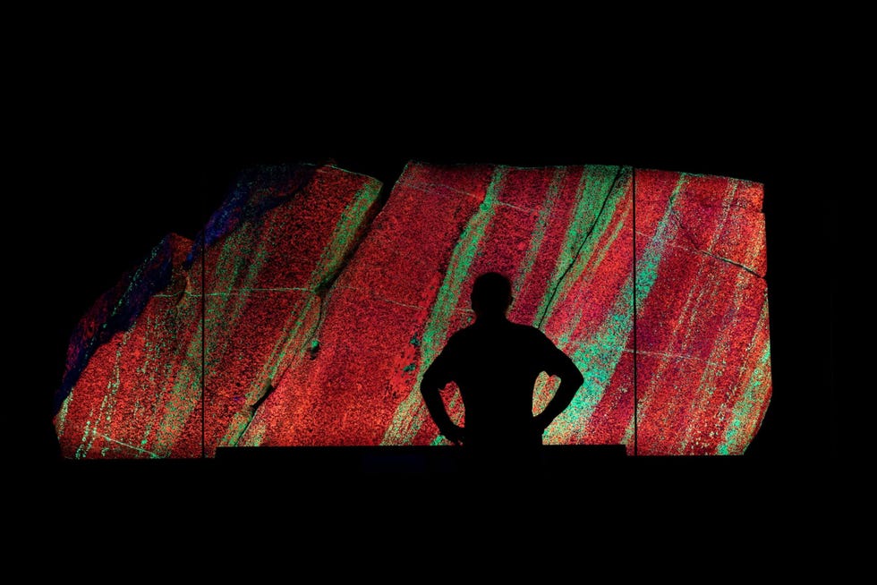 Sterling Hill Fluorescent Rock Panel Dit grote stuk rots afkomstig van Sterling Hill in New Jersey gloeit rood oranje en groen op in ultraviolet licht De rots is te zien in een pas gerenoveerde expositieruimte in het American Museum of Natural History in New York Het gesteente is zon 12 miljard jaar geleden gevormd in een oceaan die nu verdwenen is Uit Op aarde zijn veel oceanen ontstaan en verdwenen Hier zou waar een nieuwe kunnen opduiken juni 2021