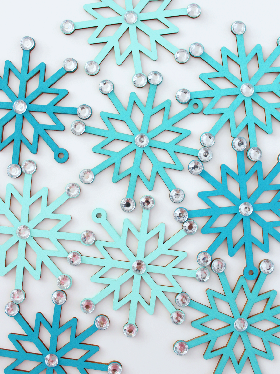 10 Homemade Snowflake Decorations or Snowflake Crafts That Go