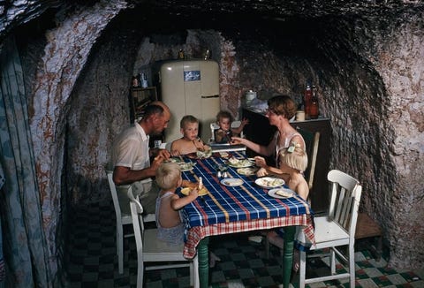 Een mijnwerker en zijn gezin eten in hun onderaardse keuken in Coober Pedy Australi Deze foto verscheen in 1963 in een nummer van National Geographic