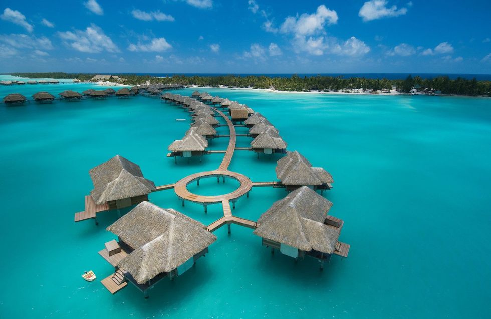 Overnacht bijvoorbeeld in dit luxueuze resort in Tahiti